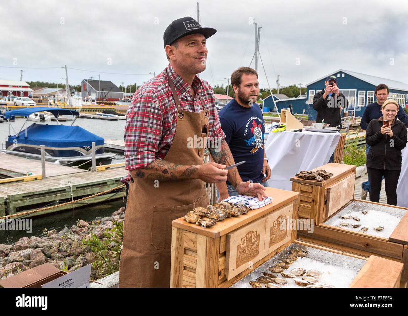 Alberton, Ile du Prince-Édouard, Canada. 13 Sep, 2014. Le célèbre chef Chuck Hughes à l'automne Festival des Saveurs le 13 septembre, 2014 sur la Northport Pier à Alberton, Ile du Prince-Édouard, Canada. Les huîtres dans la jetée a fait partie de l'événement festival et hébergé par Hughes pour présenter les huîtres et l'île de produits alimentaires régionaux. Credit : Verena Matthieu/Alamy Live News Banque D'Images