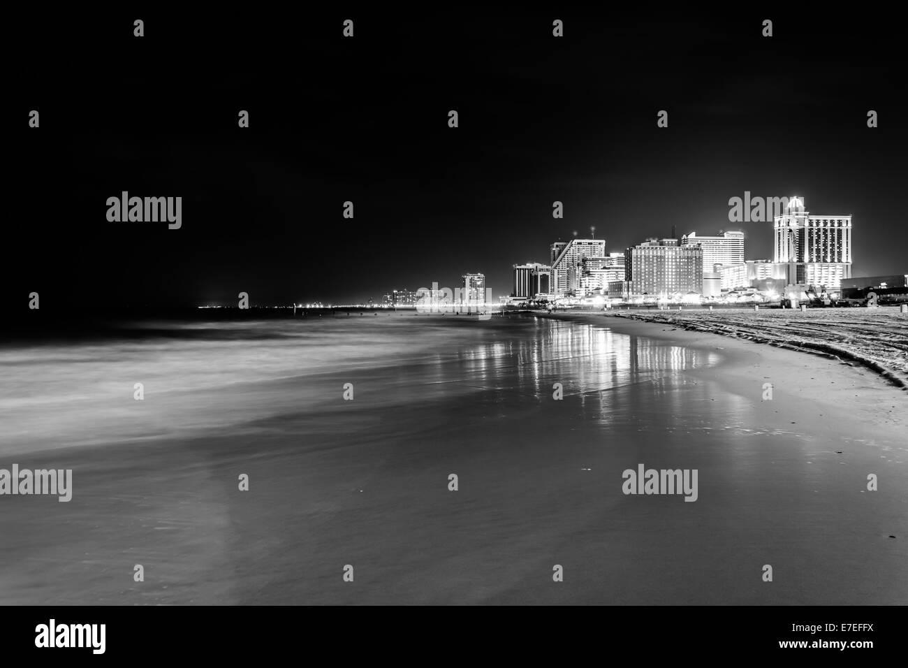 L'horizon et l'océan Atlantique dans la nuit à Atlantic City, New Jersey. Banque D'Images