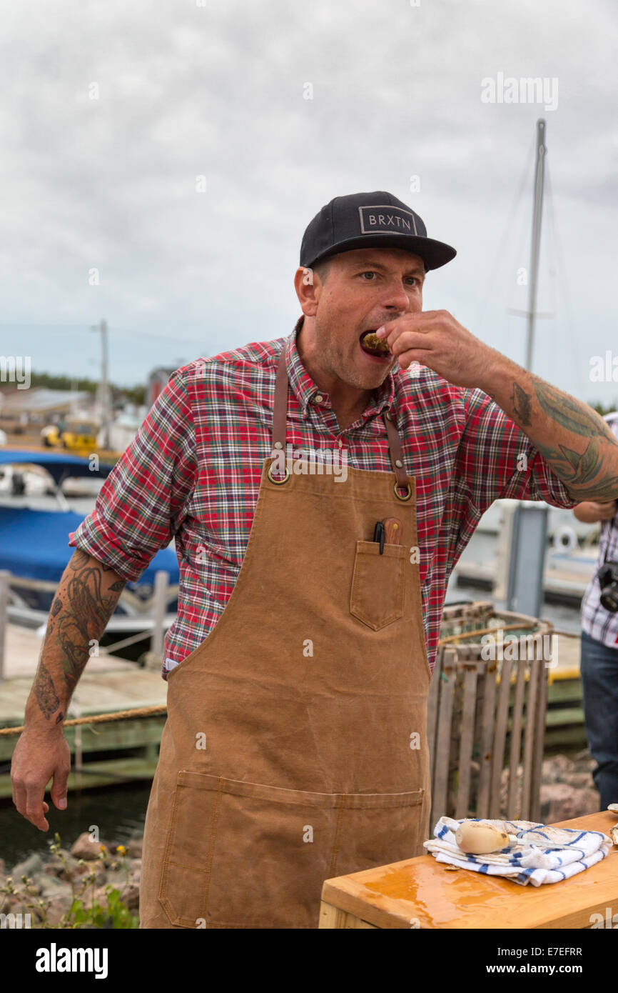 Alberton, Ile du Prince-Édouard, Canada. 13 Sep, 2014. Le célèbre chef Chuck Hughes à l'automne Festival des Saveurs le 13 septembre, 2014 sur la Northport Pier à Alberton, Ile du Prince-Édouard, Canada. Les huîtres dans la jetée a fait partie de l'événement festival et hébergé par Hughes pour présenter les huîtres et l'île de produits alimentaires régionaux. Credit : Verena Matthieu/Alamy Live News Banque D'Images