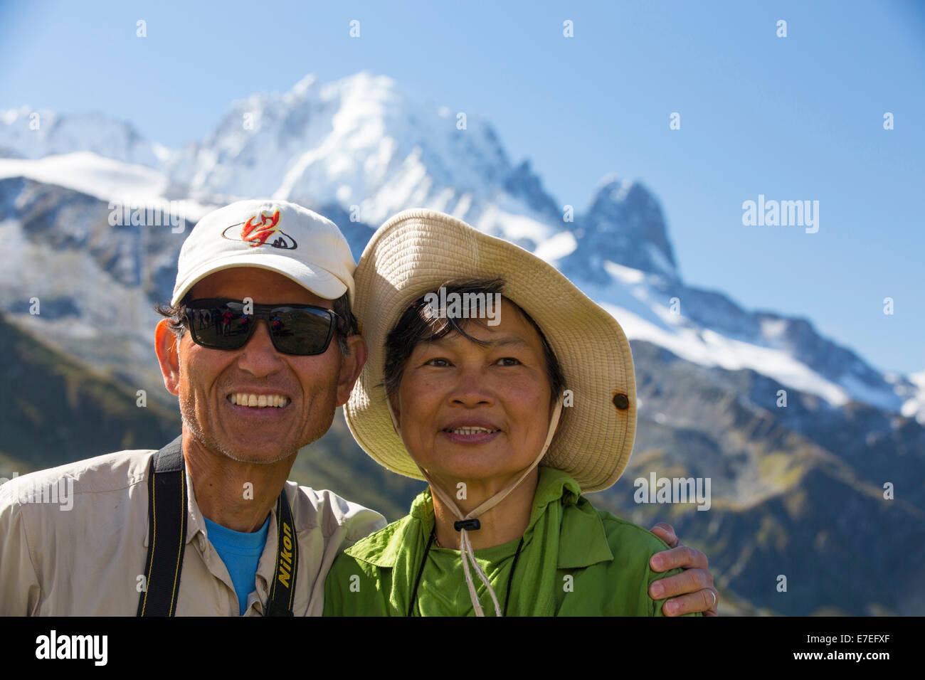 Aiguille Verte et Les Drus dans le massif du Mont blanc au-dessus de Chamonix, Alpes, auprès des marcheurs faisant le tour du Mont Blanc sur le Col de Balme. Banque D'Images