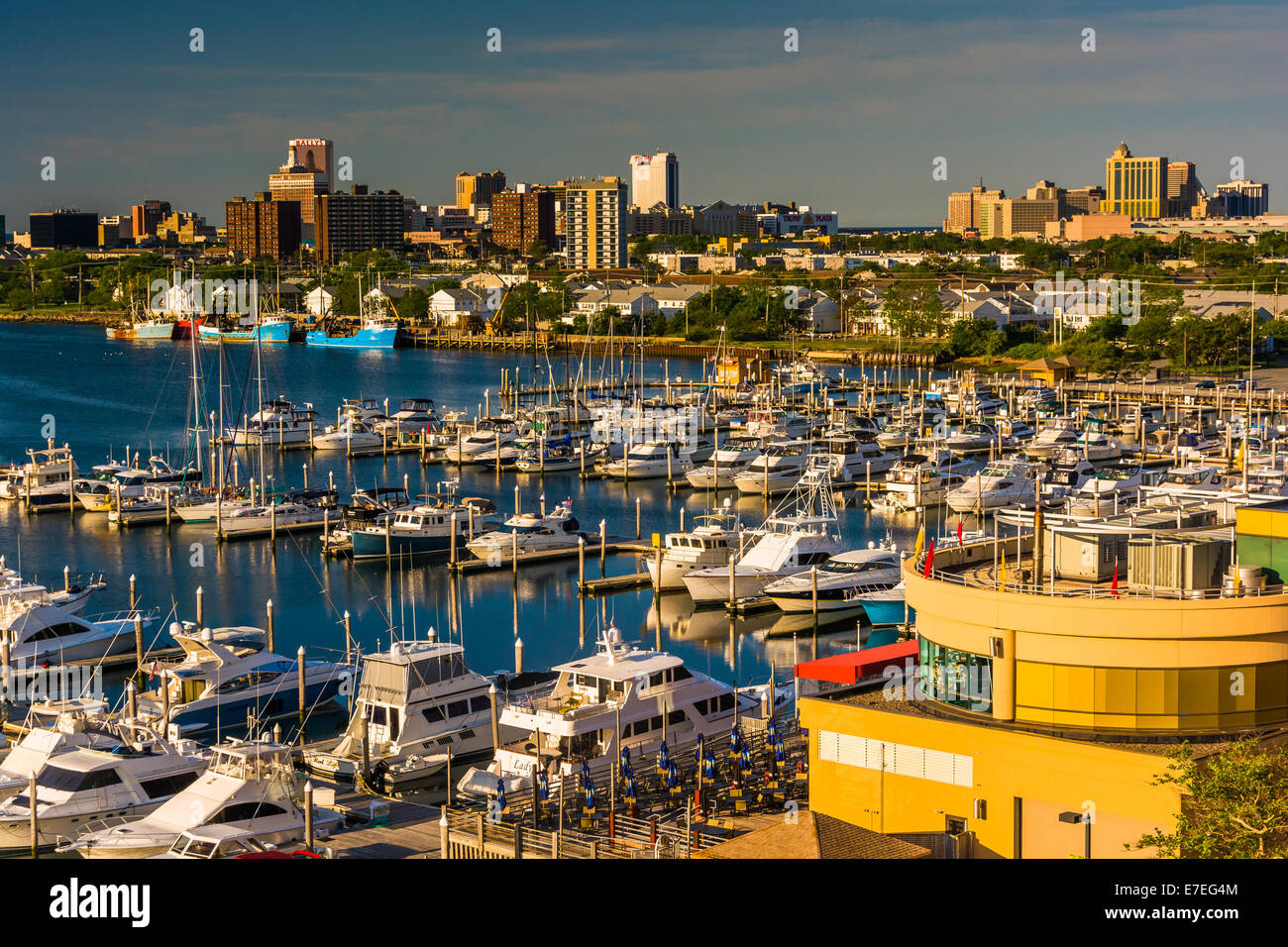 Vue sur l'horizon et Frank S. Farley State Marina à partir de la pépite d'un garage de stationnement à Atlantic City, New Jersey. Banque D'Images