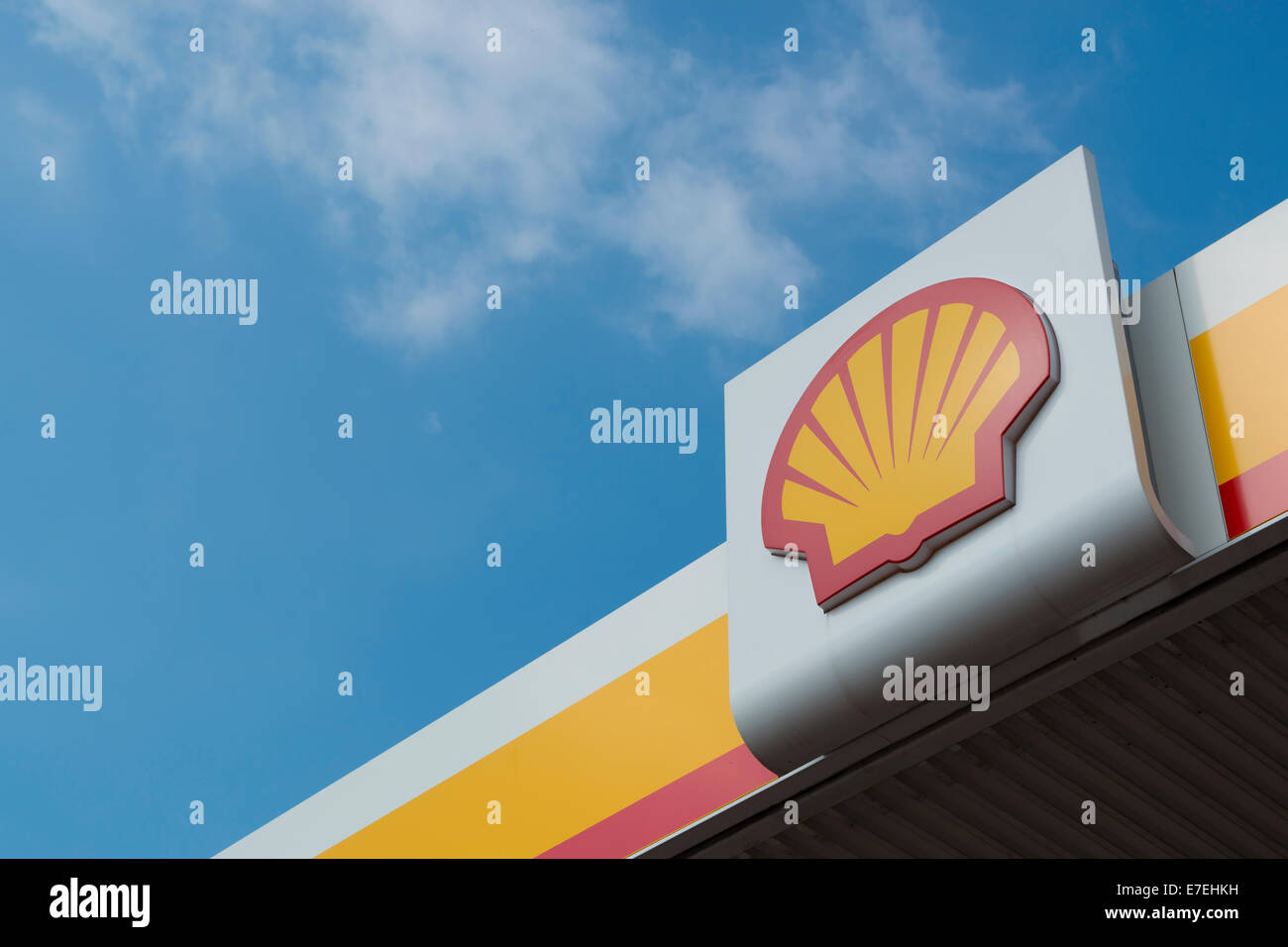 Le logo de la compagnie pétrolière Shell sur une station de remplissage d'essence contre un ciel bleu (usage éditorial uniquement). Banque D'Images