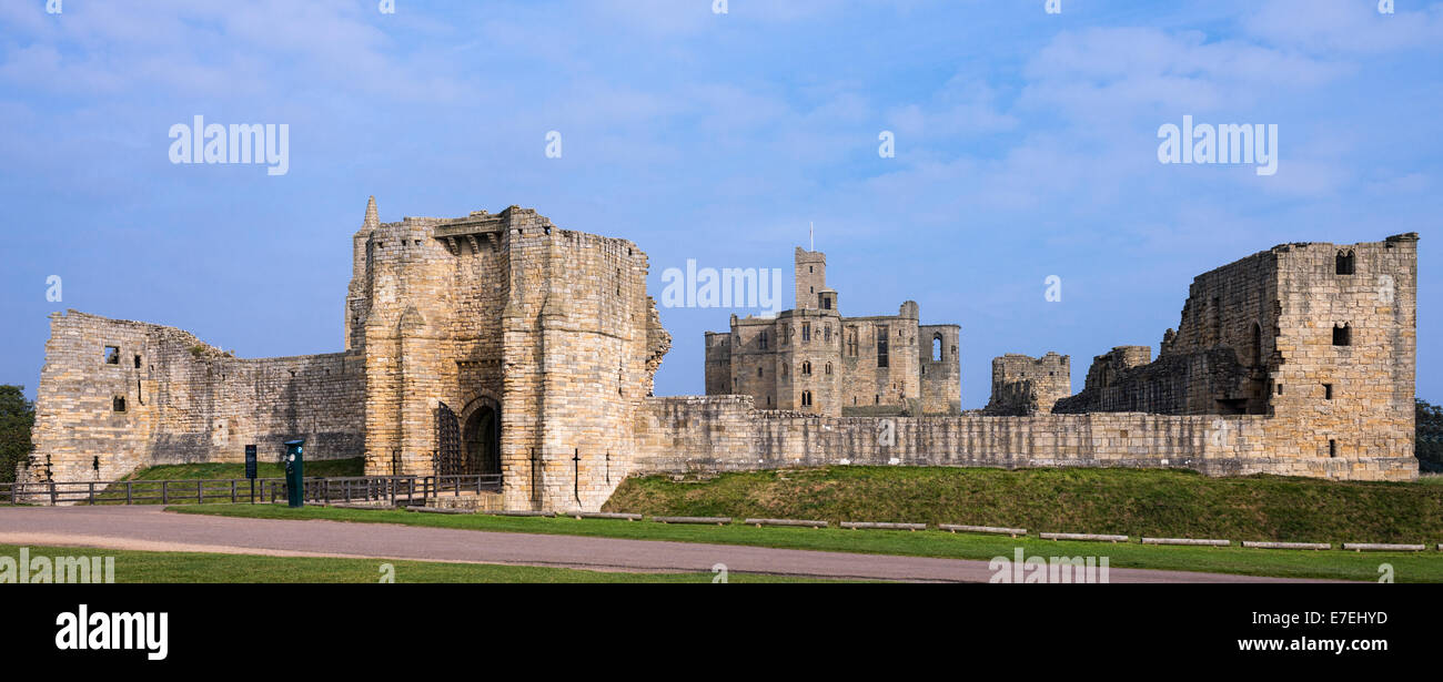 Château de Warkworth une attraction touristique populaire dans le Northumberland Banque D'Images