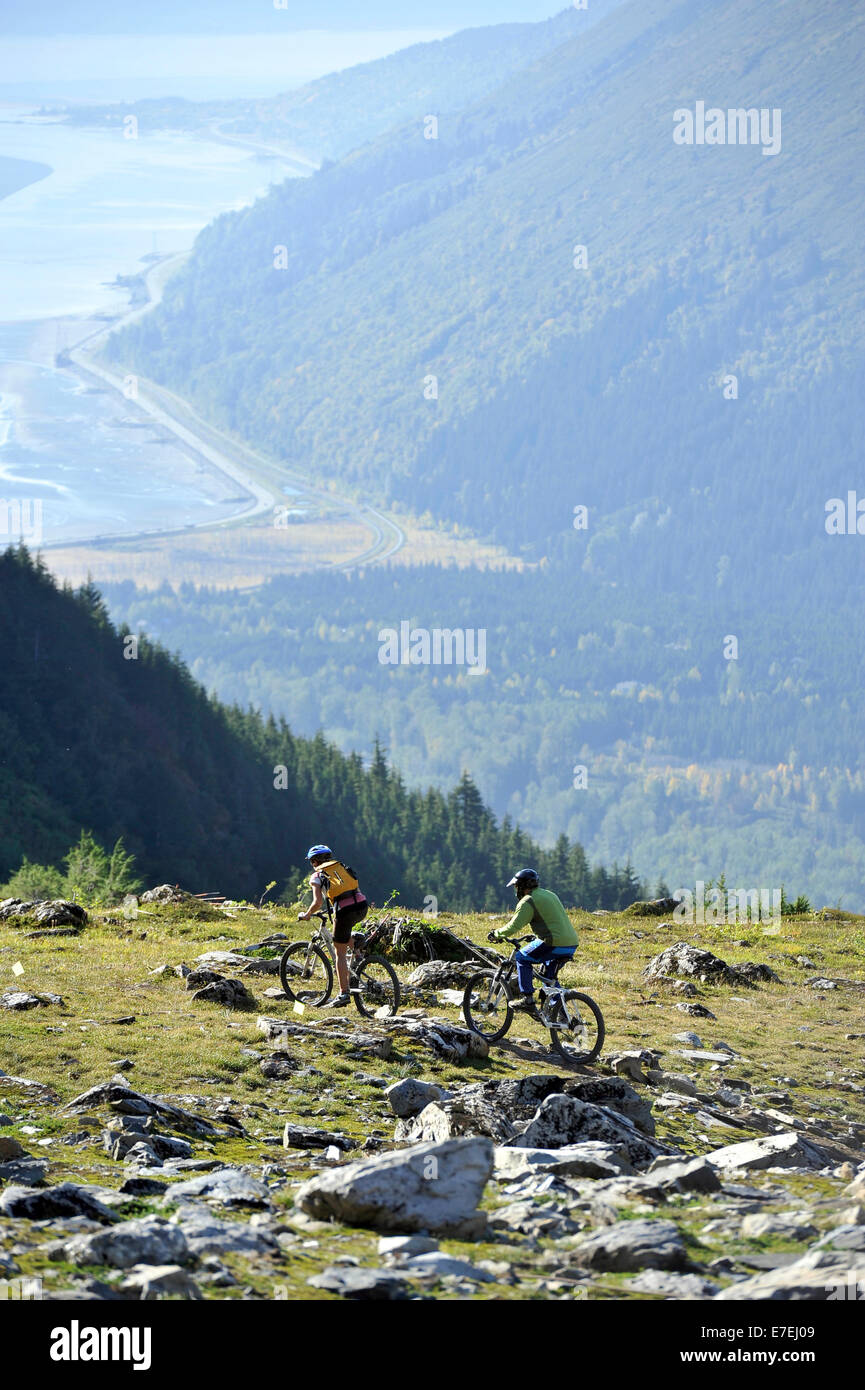 Riders profitez d'une journée de service de tramway vtt au Resort de Alyeska Girdwood, Alaska Septembre 2010. Banque D'Images