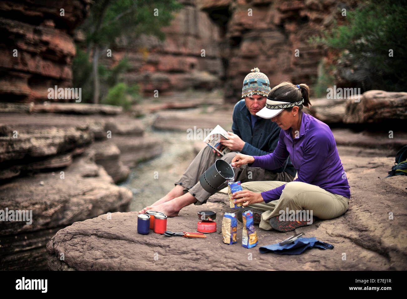 Faire cuire le dîner les randonneurs le long de Deer Creek dans le Grand Canyon en dehors de Fredonia, Arizona Novembre 2011. Les 21,4 milles boucle démarre à la Bill Hall sur le sentier Rive Nord et descend, 2000 pieds de 2,5 milles à travers les grès de Coconino le niveau de l'Esplanada descend ensuite plus loin dans la partie inférieure de canyon à travers une pause au 400-foot-tall Redwall pour accéder à Vallée Surprise. Les randonneurs se connecter la rivière Thunder et Tapeats Creek à un itinéraire le long de la rivière Colorado et sortir Deer Creek. Banque D'Images