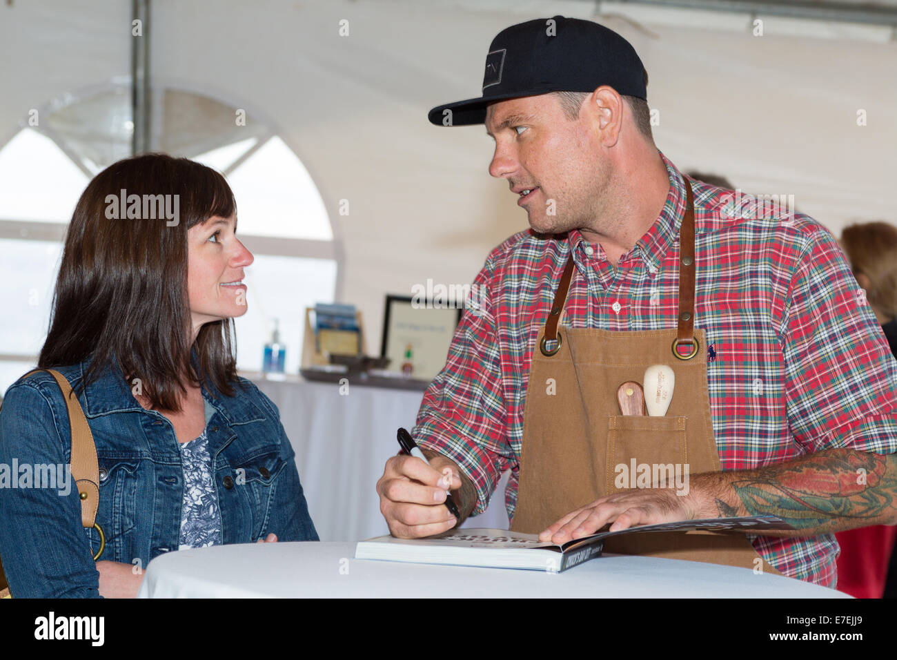 Alberton, Ile du Prince-Édouard, Canada. 13 Sep, 2014. Le célèbre chef Chuck Hughes à l'automne Festival des Saveurs le 13 septembre, 2014 sur la Northport Pier à Alberton, Ile du Prince-Édouard, Canada. Les huîtres dans la jetée a fait partie de l'événement festival et hébergé par Hughes pour présenter les huîtres et l'île de produits alimentaires régionaux. Le chef avait aussi un livre signature lors de l'événement. Credit : Verena Matthieu/Alamy Live News Banque D'Images