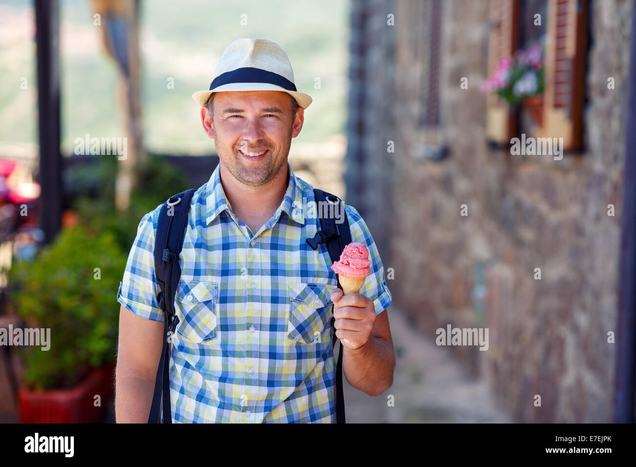Happy young man holding ice cream Banque D'Images