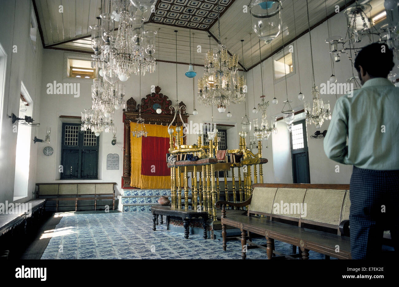 La Synagogue Paradesi a été construit en 1568 pour la communauté juive de Kochi (Cochin) dans l'état du Kerala, en Inde, est l'une des plus anciennes synagogues fonctionnent dans le monde. Les visiteurs sont les bienvenus pour voir ses trésors historiques qui incluent une arche en teck (derrière le rideau rouge et or] avec morte de la Torah et des couronnes d'or et d'argent. En vue ouverte sont la chaire sur les rails en laiton, 18ème siècle carreaux bleu de Chine, des lustres et des lampes en verre et importés dans les années 1800 à partir de l'Europe. Photographié en 1974. Banque D'Images