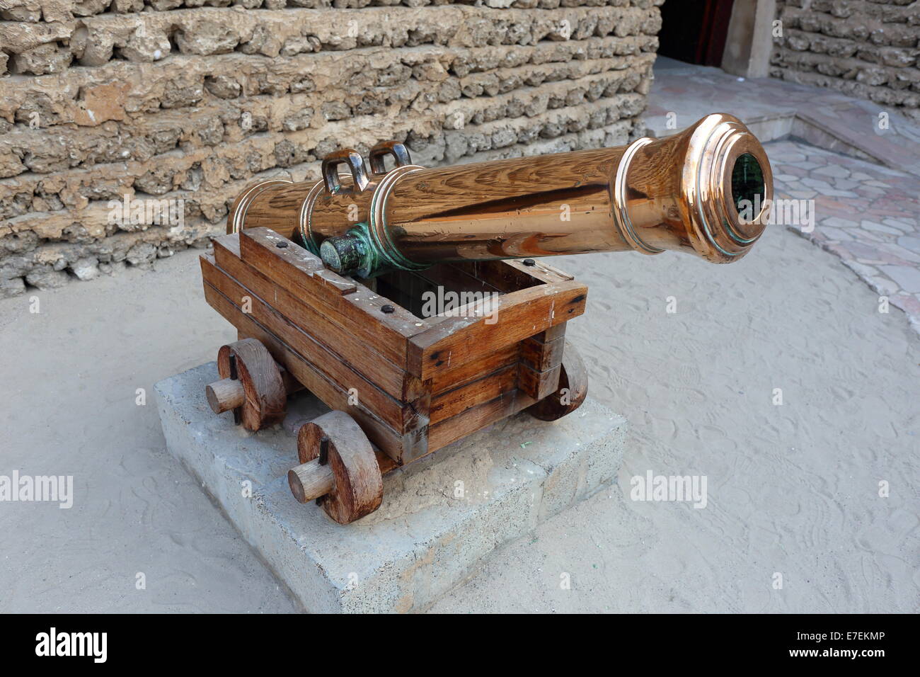 Canon en laiton à l'intérieur de la cour du Musée de Dubaï, le Fort Al-Fahidi, Bur Dubai, Émirats Arabes Unis Banque D'Images