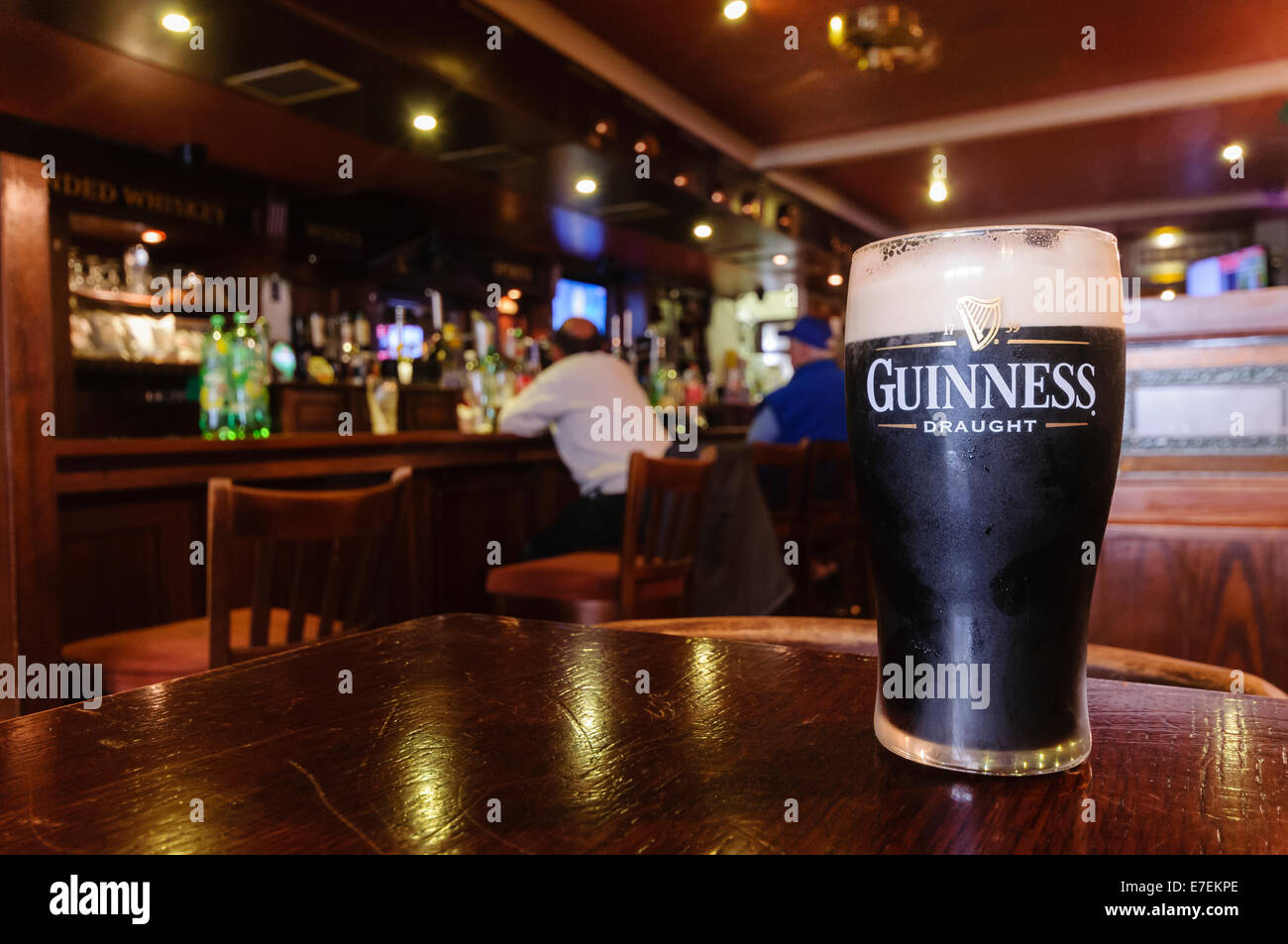 Pinte de Guinness dans un pub irlandais Banque D'Images