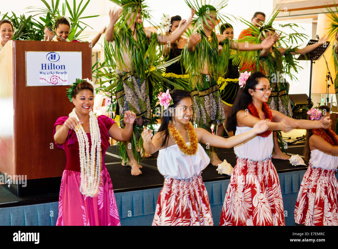 Honolulu Waikiki Beach Hawaii,Hawaiian,Oahu,Hilton,hôtel hôtels motels inn motel,spectacle hula,performance,honorer le Prince Jonas Kuhio Kalanianaol Banque D'Images