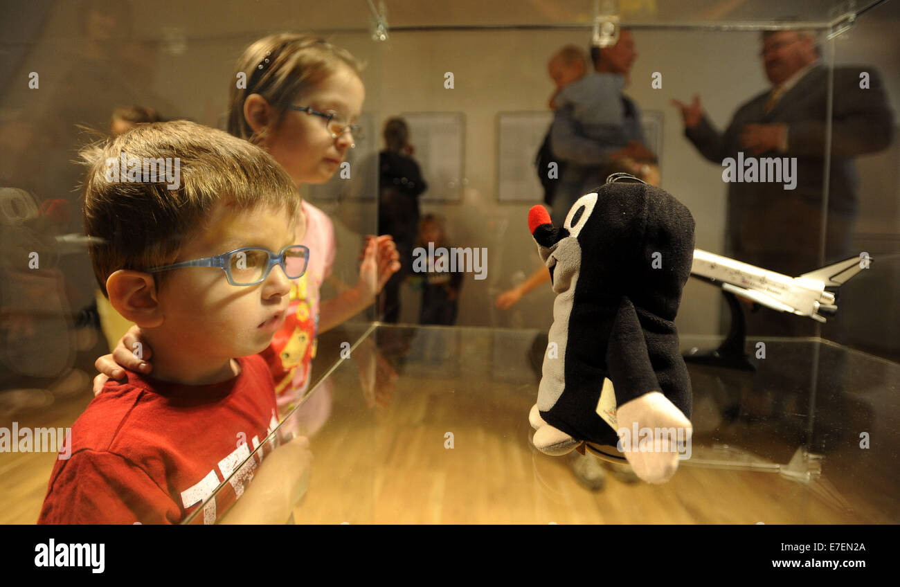 Brno, République tchèque. 15 Sep, 2014. Un personnage de film d'animation tchèque populaire par Zdenek Miler La Petite Taupe jouet, qui a pris part à la mission STS 134 à l'espace, a été exposé au Musée de l'Regioanal à Litomysl près de Brno, République tchèque, le lundi 15 septembre 2014. Photo : CTK Josef Vostarek/Photo/Alamy Live News Banque D'Images