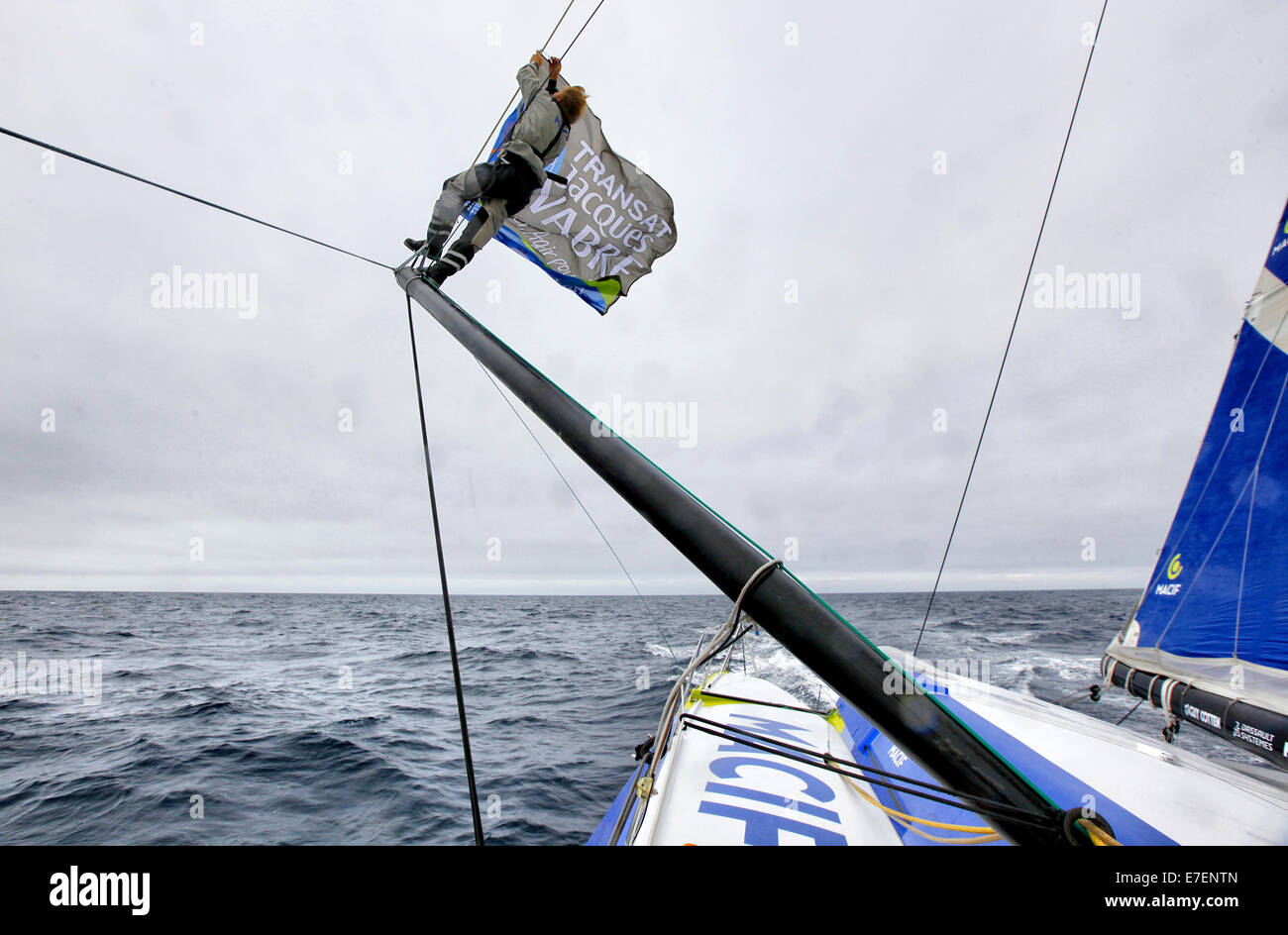 À bord de l'IMOCA Open 60 avec équipage Macif de François Gabart et Michel Desjoyeaux pendant une session de formation avant la Transat Jacques Vabre dans la Manche de Plymouth à Port la Foret après qu'elle a gagné sa classe sur la Rolex Fastnet Race. Banque D'Images