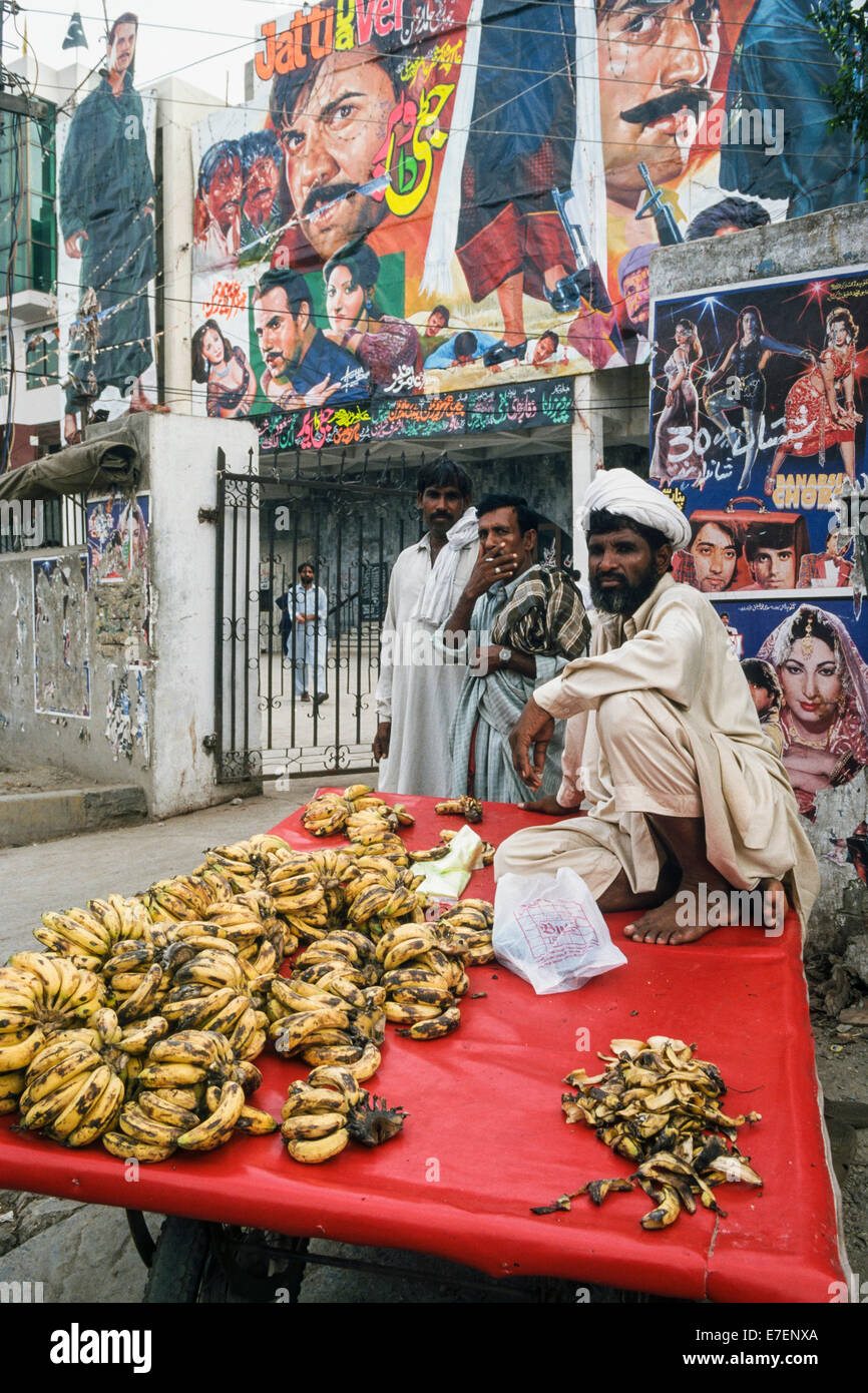 Vendeur de fruits devant un cinéma, Lahore, Pakistan, l'Asie du Sud Banque D'Images