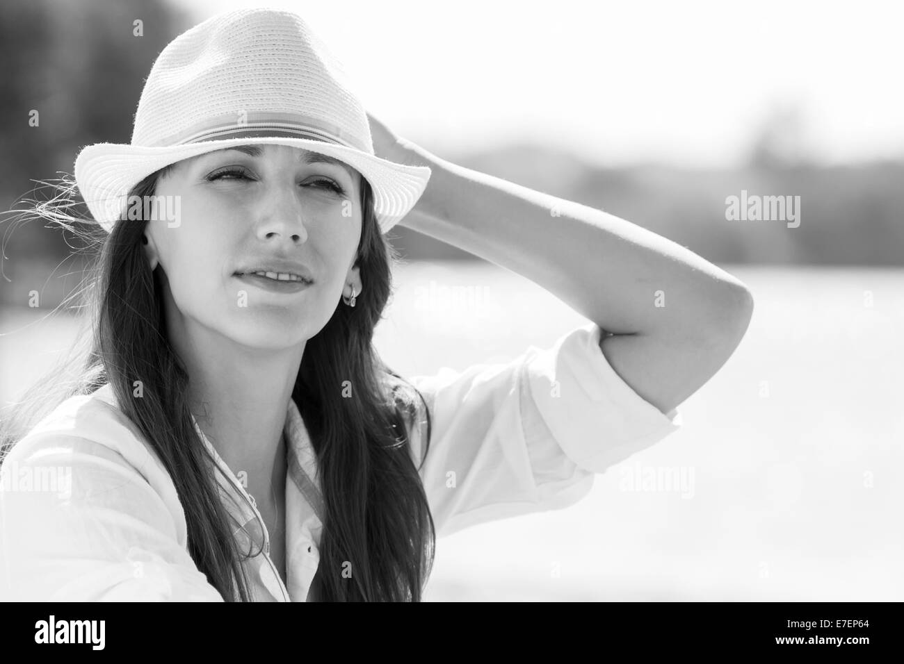 Woman in hat à partir de l'été près de la rivière ou du lac. Image en noir et blanc Banque D'Images