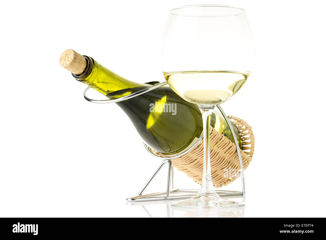 Porte-bouteille en verre de vin avec shardonnay isolé sur fond blanc Banque D'Images