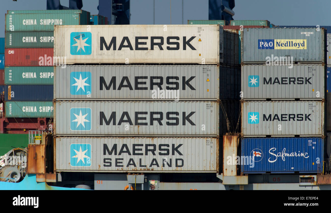 Conteneurs maritime Maersk empilées les unes sur les autres au Port de Lisbonne. Banque D'Images
