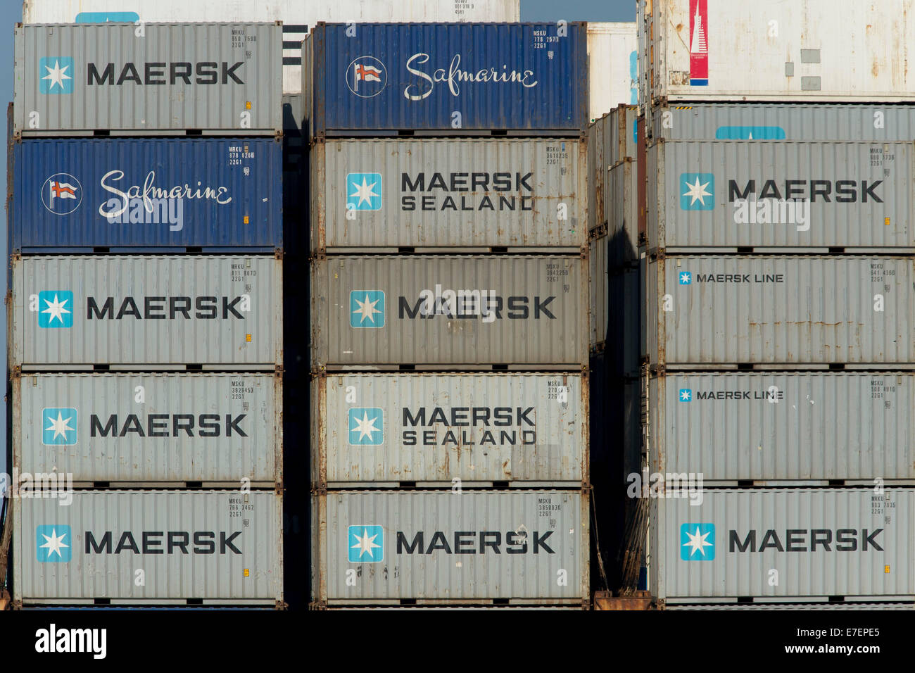Maersky les contenants d'expédition à un port. Banque D'Images