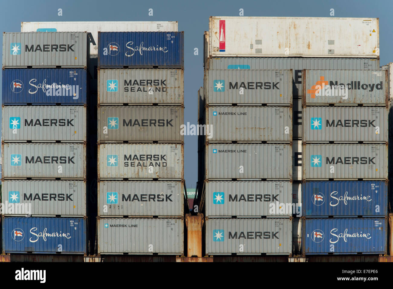 Conteneurs maritime Maersk empilées les unes sur les autres au Port de Lisbonne. Banque D'Images
