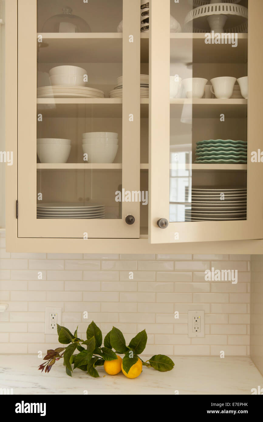 Armoire de cuisine ouverte Banque D'Images