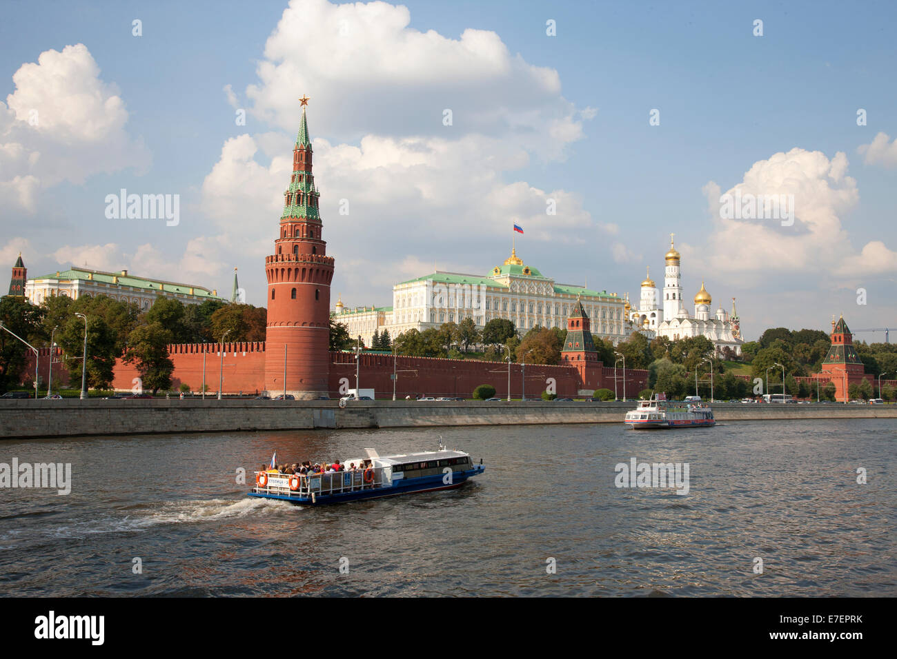 La place Rouge et le Kremlin de Moscou sur rivière, Fédération de Banque D'Images