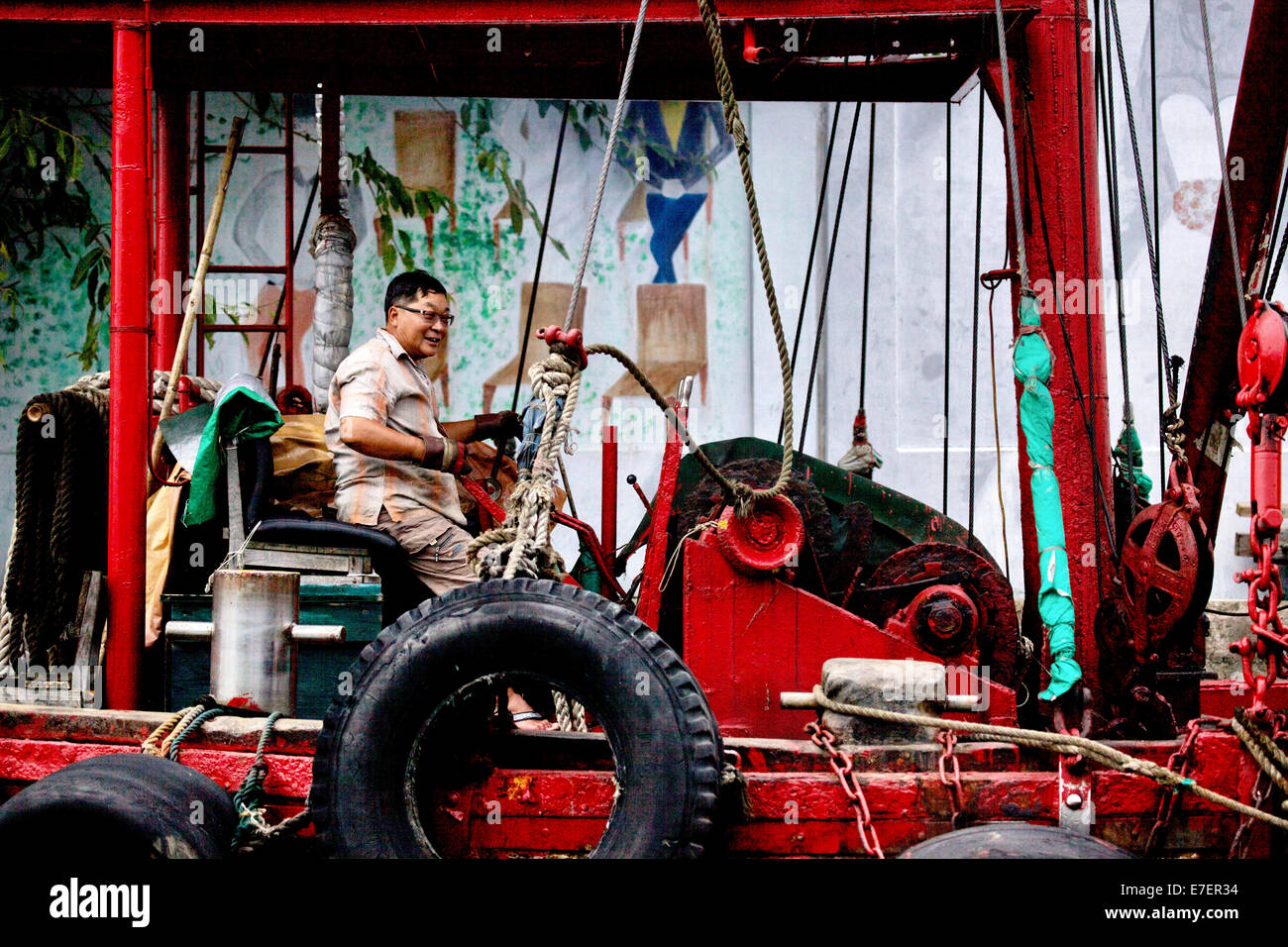 L'île de Hong Kong est une île dans la partie sud de la Région administrative spéciale de Hong Kong. Il a une population de 1 289 500. L'île avait une population de 3 000 habitants dispersés dans une douzaine de villages de pêche lorsqu'il a été occupé par le Royaume-Uni à la Première Guerre de l'opium. . L'île était occupée par la Chine en 1997 en vertu de la Déclaration conjointe sino-britannique de 1984. Banque D'Images