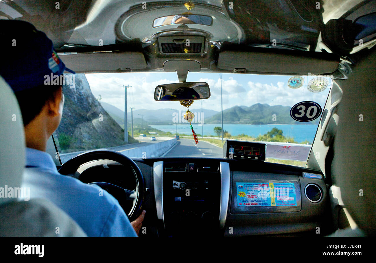 Dans un taxi en route pour Nha Trang venant de l'aéroport local, Nha Trang, Vietnam. Banque D'Images