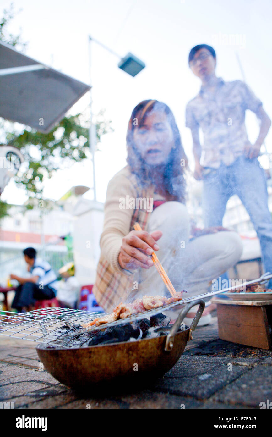 Une Vietnamienne de vendre et de cuisson des aliments sur street, Nha Trang, Vietnam. Banque D'Images