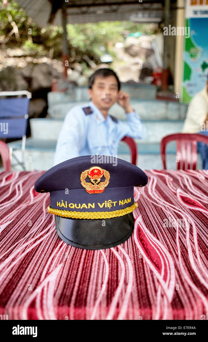 Agent de la tradition vietnamienne en attente d'une nouvelle arrivée dans le port de Nha Trang, Vietnam. Banque D'Images