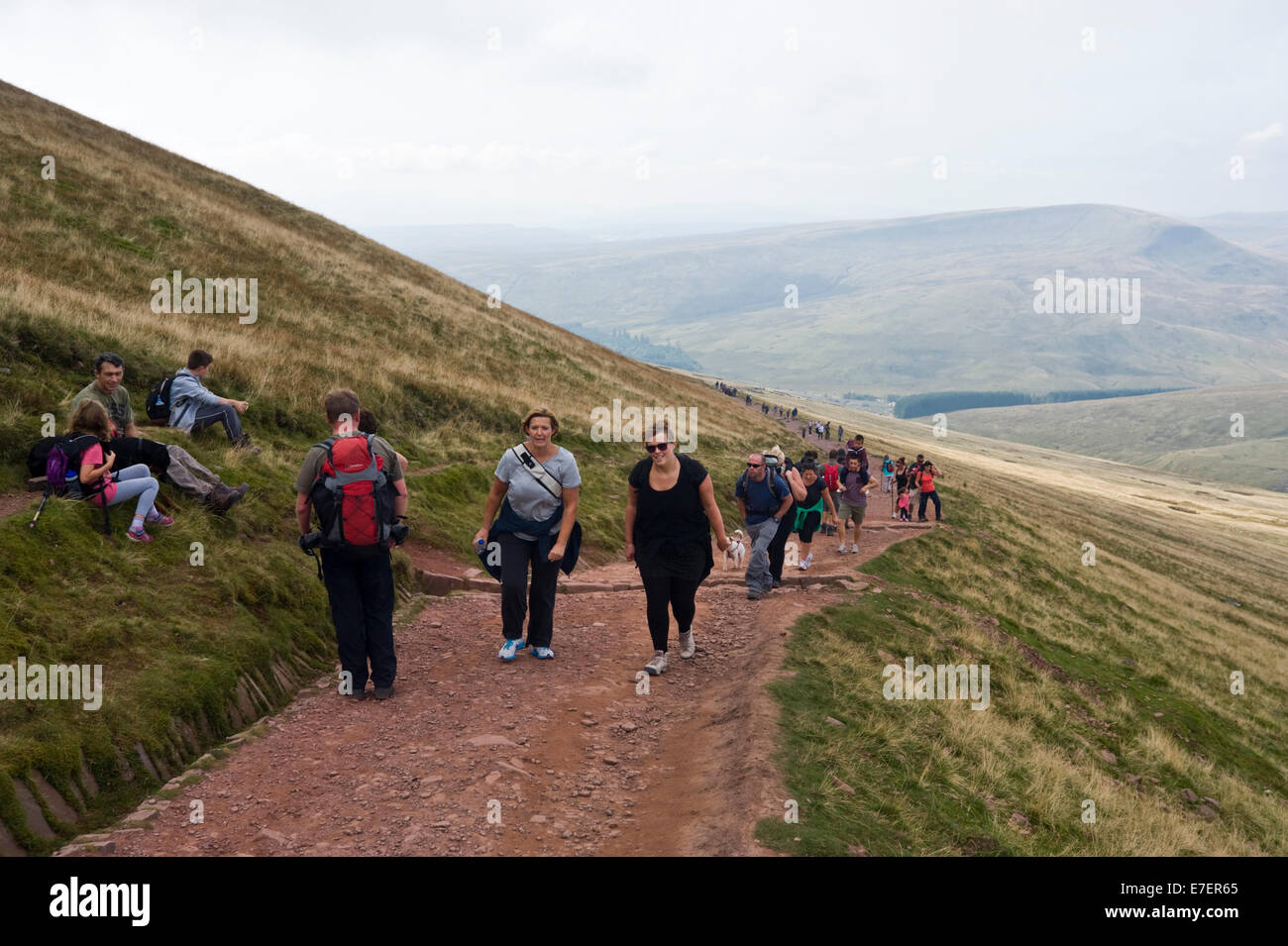 Les promeneurs sur sentier à Pen Y Fan dans le Parc National des Brecon Beacons Powys South Wales UK Banque D'Images