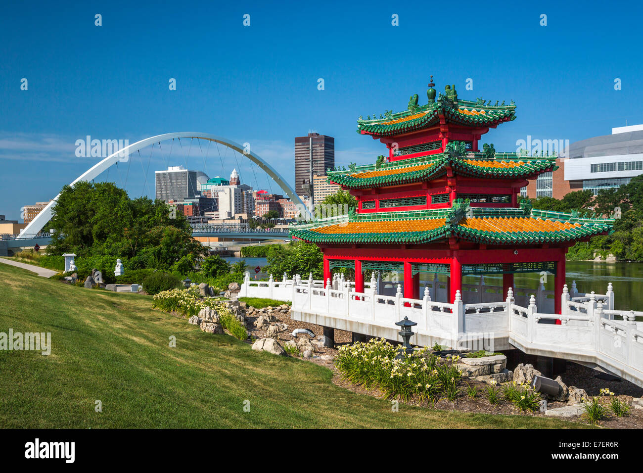 Le Centre culturel chinois d'Amérique pagoda et le centre-ville de Des Moines, Iowa, USA. Banque D'Images