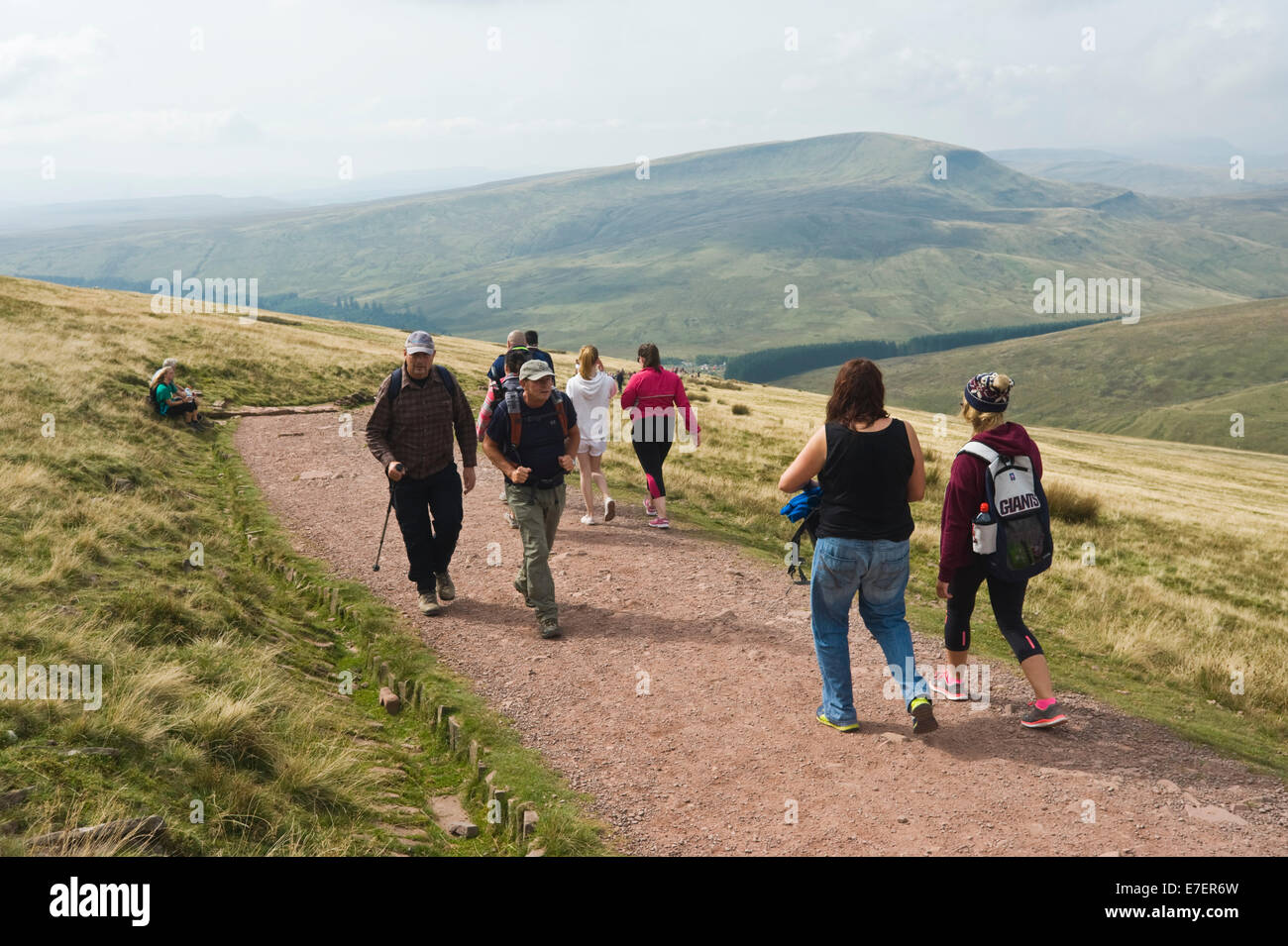 Les promeneurs sur sentier à Pen Y Fan dans le Parc National des Brecon Beacons Powys South Wales UK Banque D'Images