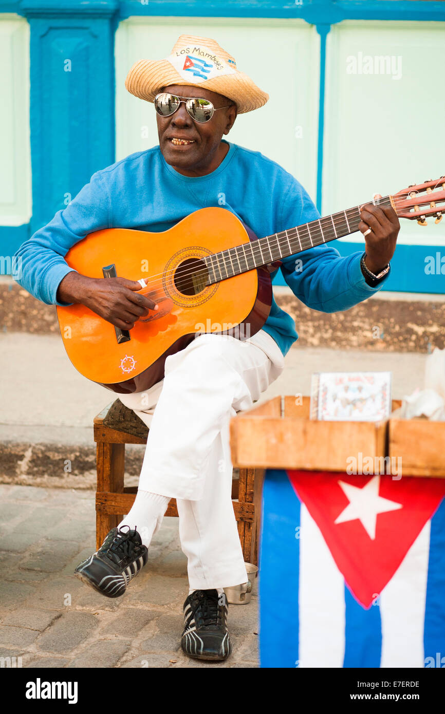 Un musicien de rue à La Havane, Cuba chante et vend des CD de sa musique. Banque D'Images