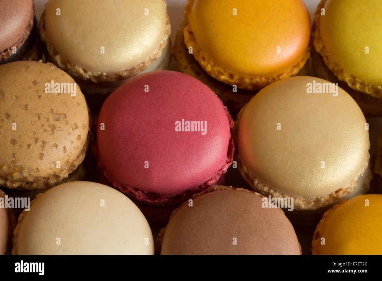 Un gros plan photo de quelques macarons colorés. Un macaron est un doux et coloré à base de meringue confection. Banque D'Images