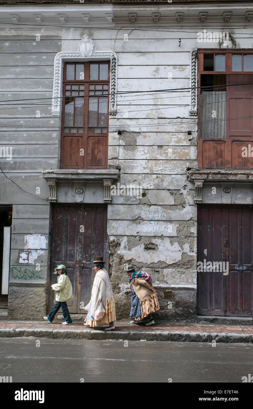 Trois femmes autochtones dans les rues de La Paz, Bolivie. Banque D'Images