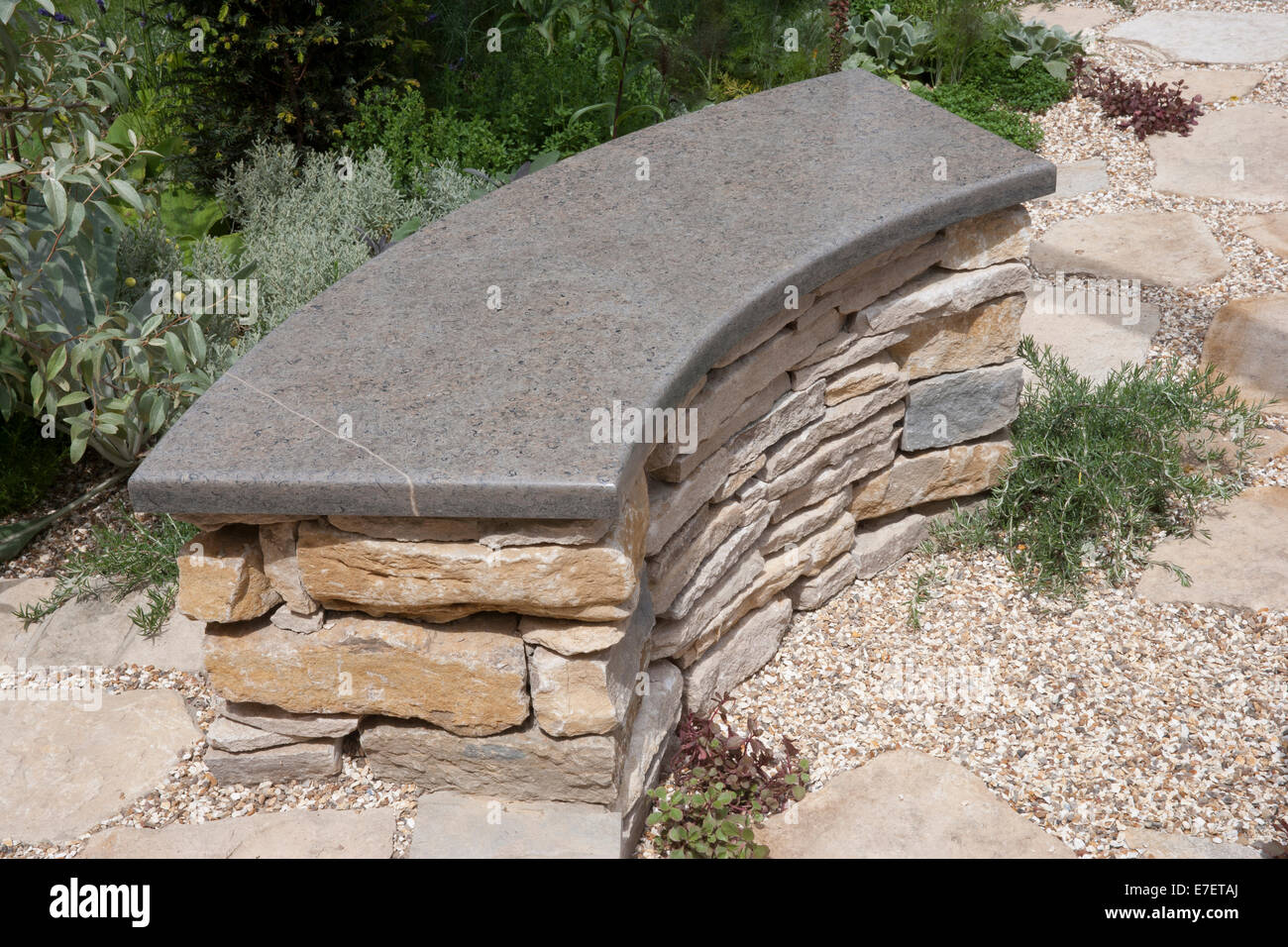 Halo - Jardin - Vue du banc de jardin faits de pierre de Purbeck - Designer - Charles Stuart Towner - Parrain - Banque D'Images