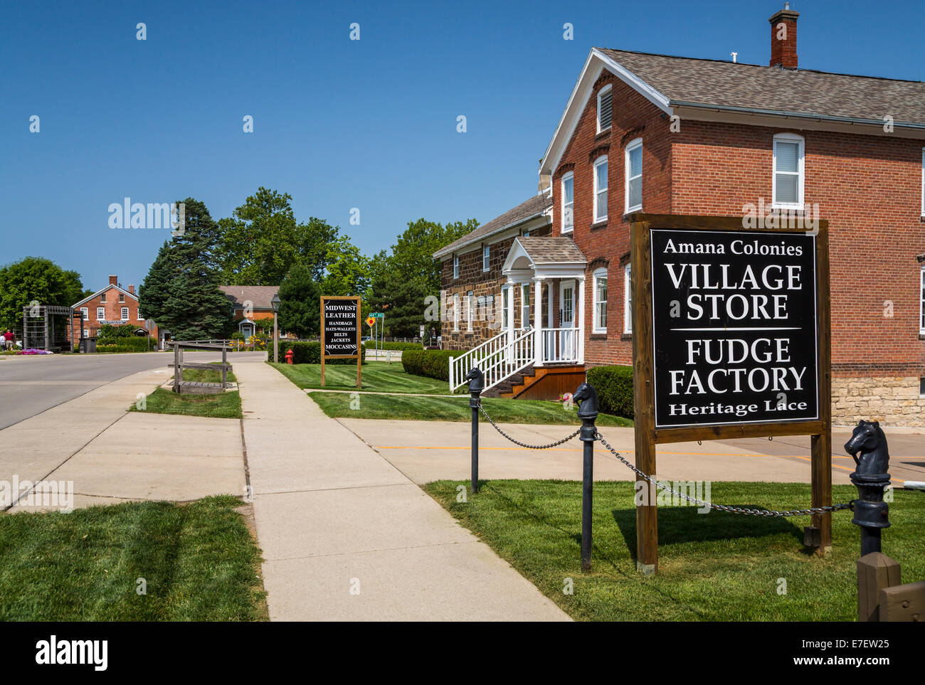 Une rue avec des magasins et restaurants dans l'Amana Colonies, Iowa, États-Unis. Banque D'Images