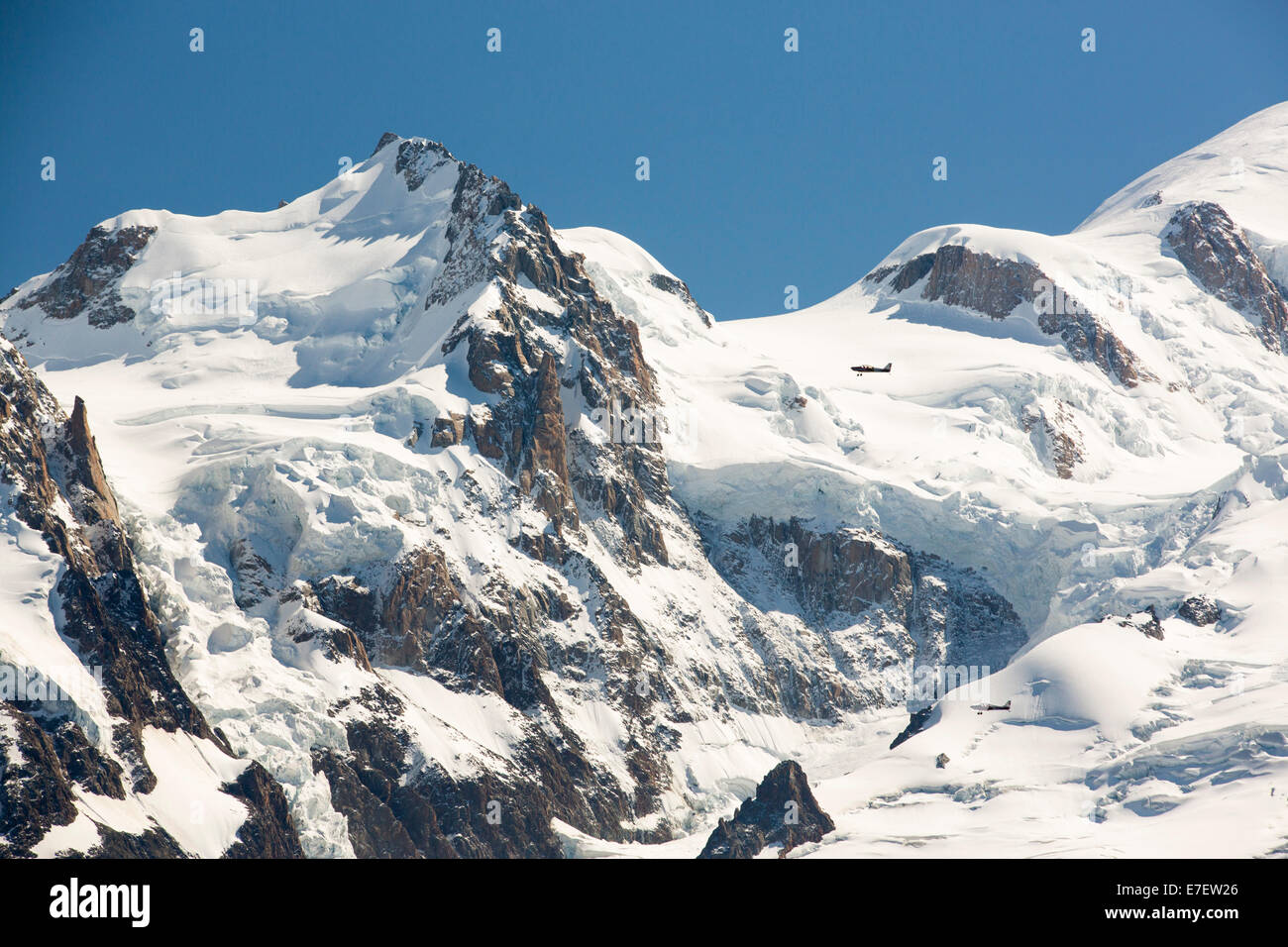 Le Mont Blanc et le glacier des Bossons à partir de l'Aiguille Rouge, France, avec deux plans de vol de plaisance. Banque D'Images