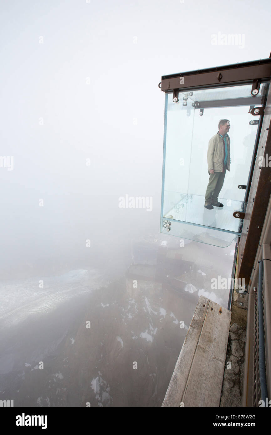 La nouvelle cage de verre goutte d'expérience sur l'Aiguille du Midi au-dessus de Chamonix, France. Banque D'Images