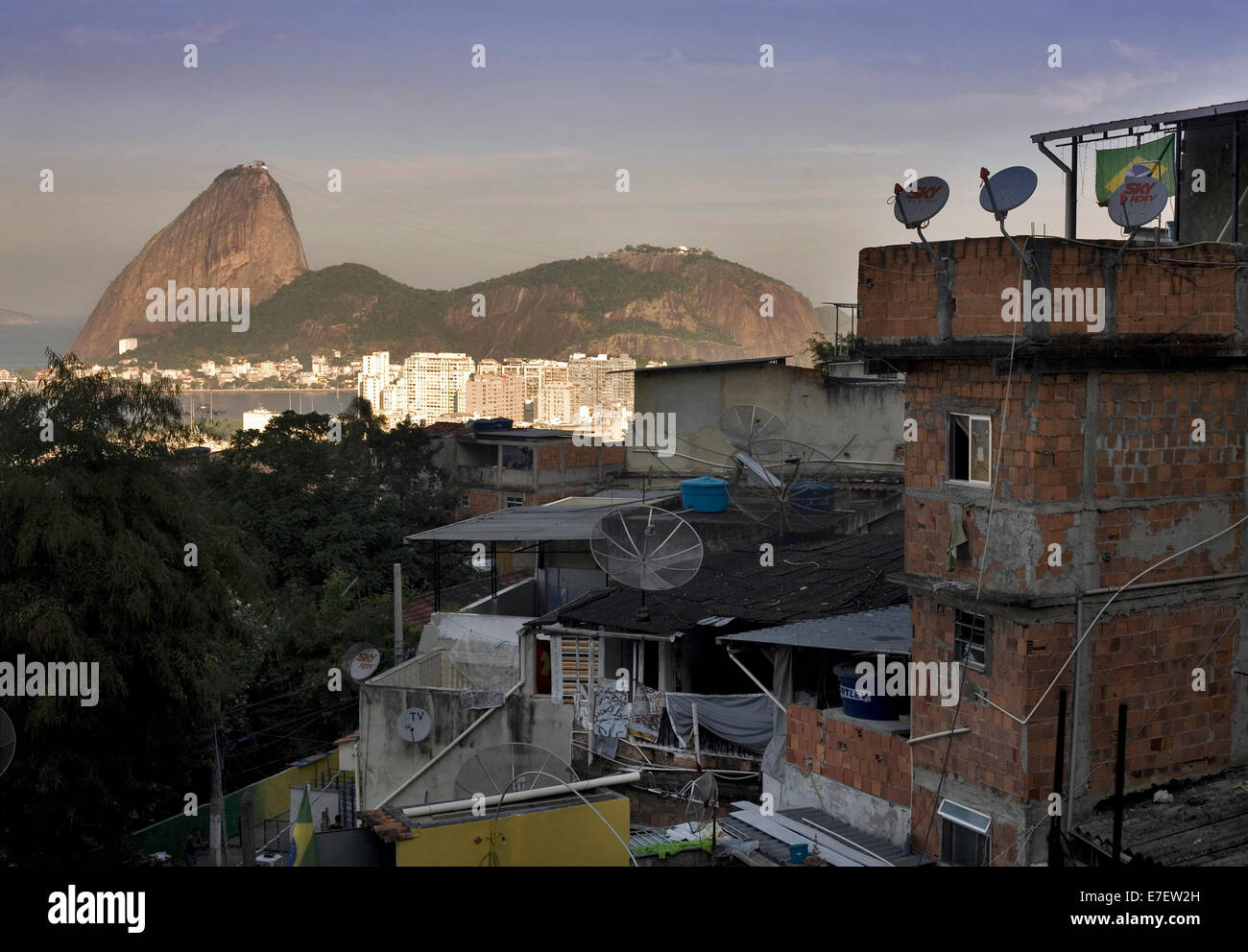 Vue sur le pain de sucre de l'intérieur de la favela de tabares bastos à Rio de Janeiro. Brésil. Banque D'Images
