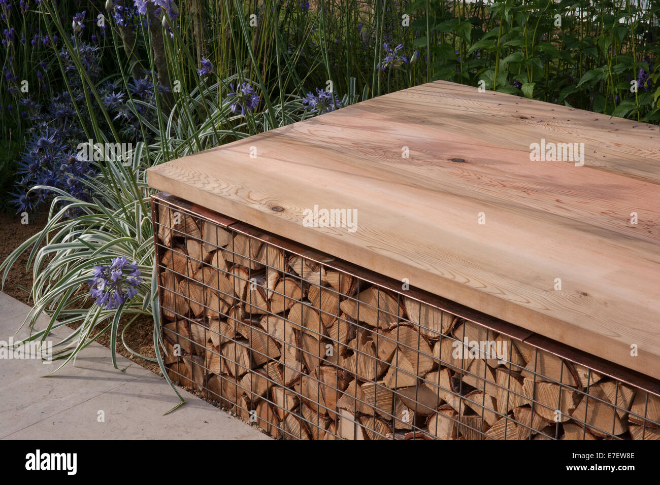 - Le Jardin du patrimoine Vestra Vista - Vue du banc de jardin avec des tas de journaux pour la faune pour insectes - Designer - Pa Banque D'Images