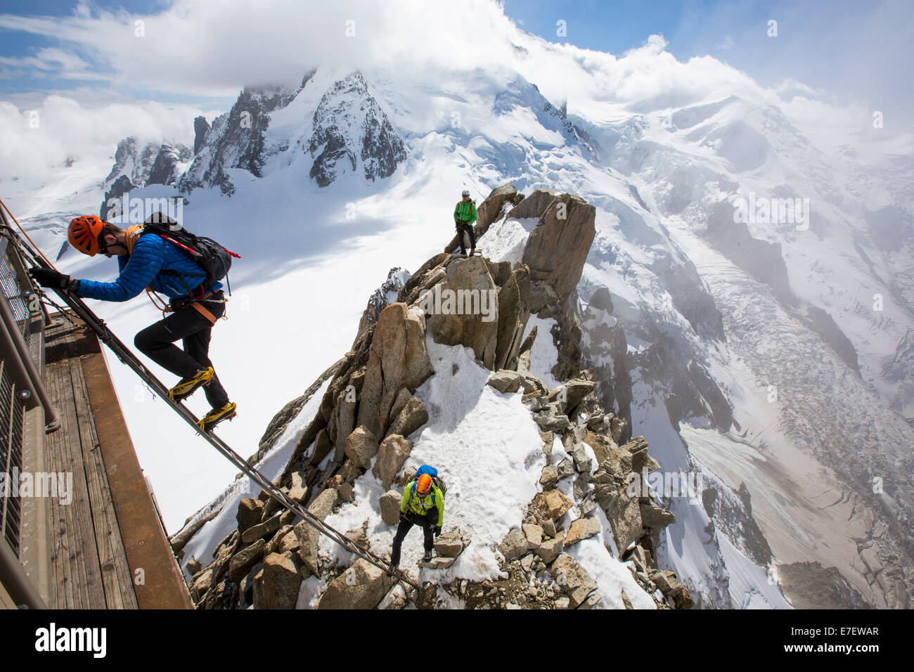 Le Mont Blanc depuis l'Aiguille du Midi au-dessus de Chamonix, en France, avec les grimpeurs sur l'arête des Cosmiques, monte l'échelle pour accéder à Banque D'Images