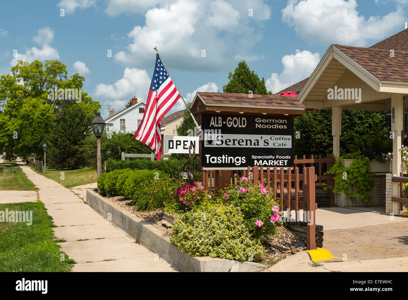 Une rue avec des magasins et restaurants dans l'Amana Colonies, Iowa, États-Unis. Banque D'Images