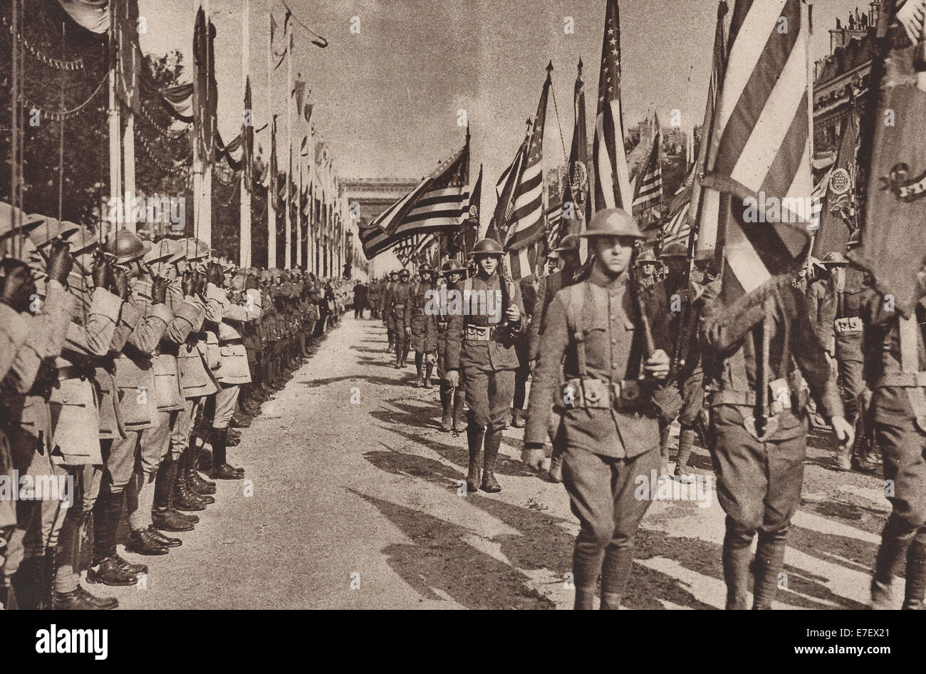 Les troupes américaines marching in Bastille Day Parade à Paris, le 14 juillet 1919. Ils ont formé un bataillon composé de tous les régiments de l'armée d'Occupation et effectué quarante drapeaux régimentaires Banque D'Images