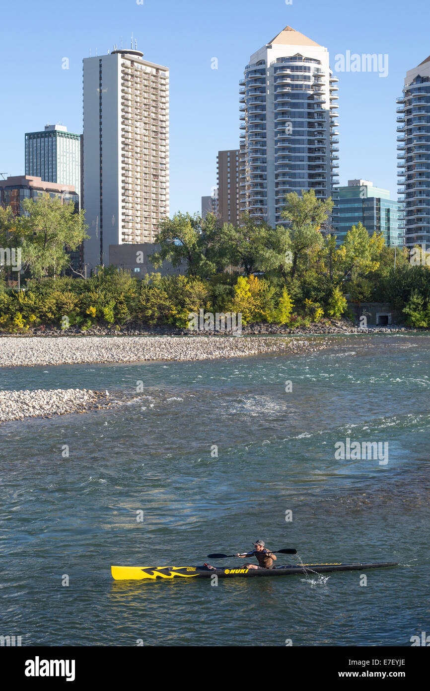 Calgary, Alberta, Canada, 15 septembre 2014. L'homme se pagaie le long de la rivière Bow à la fin de l'été avec une température atteignant 22 degrés C. les Calgariens ont apprécié le temps chaud aujourd'hui après les tempêtes de neige de la semaine dernière Banque D'Images