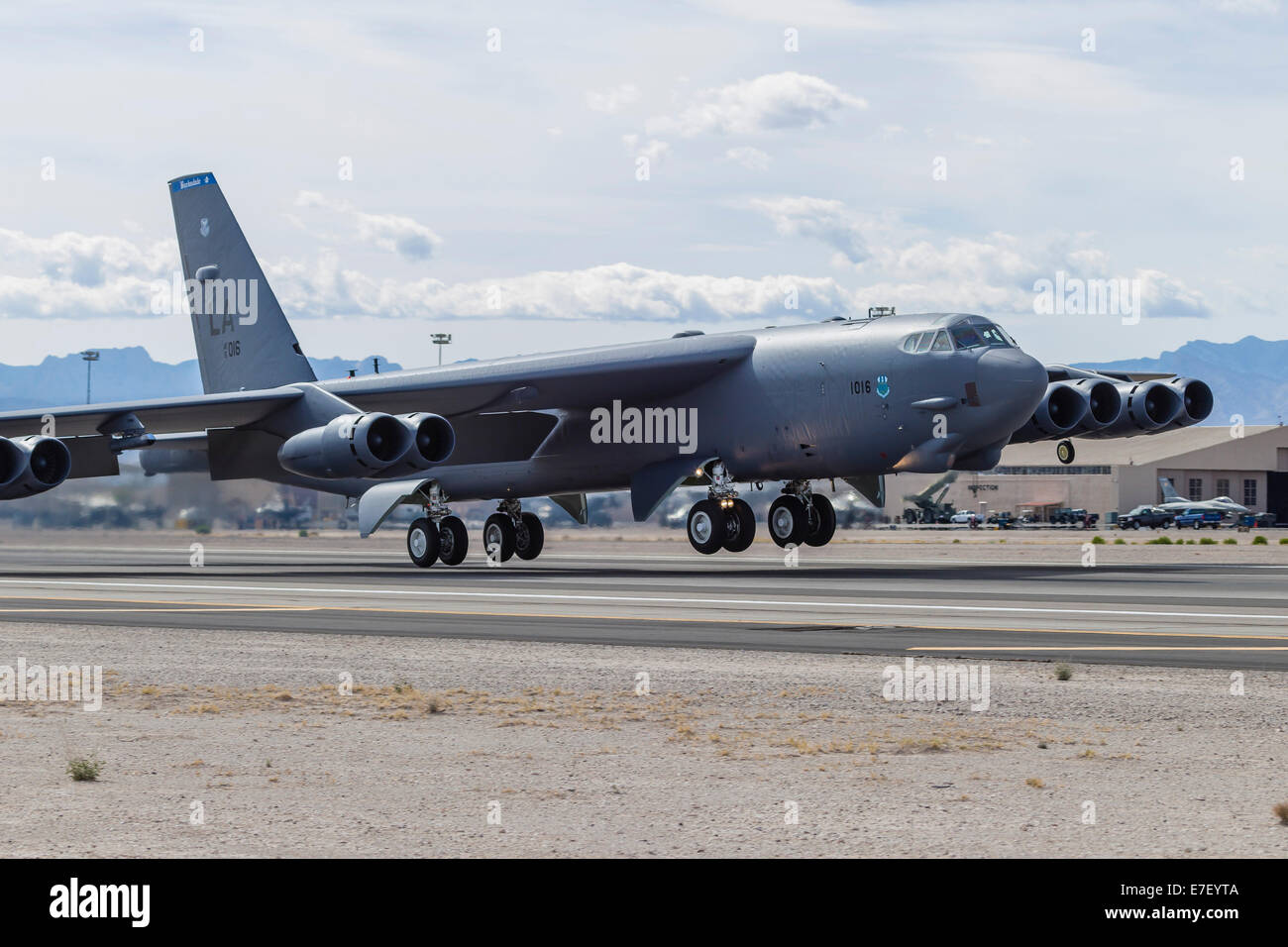 Un Boeing B-52 Stratofortress de l'Armée de l'air obtient du site Base aérienne de Nellis (Nevada). Banque D'Images