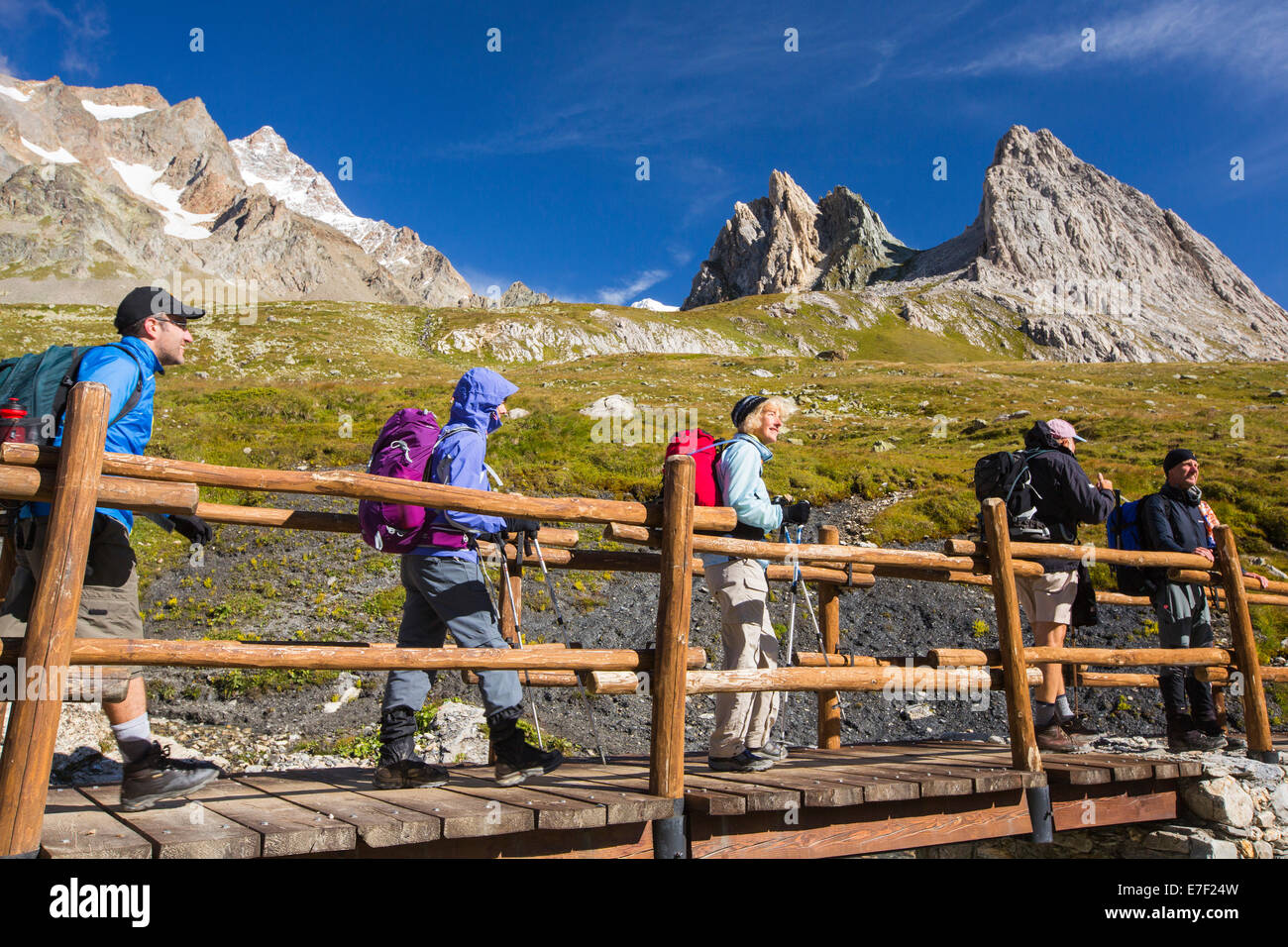 Walker sur le Tour du Mont Blanc dans le Vallon de la Lex Blanche en Italie, sous le Mont Blanc. Banque D'Images