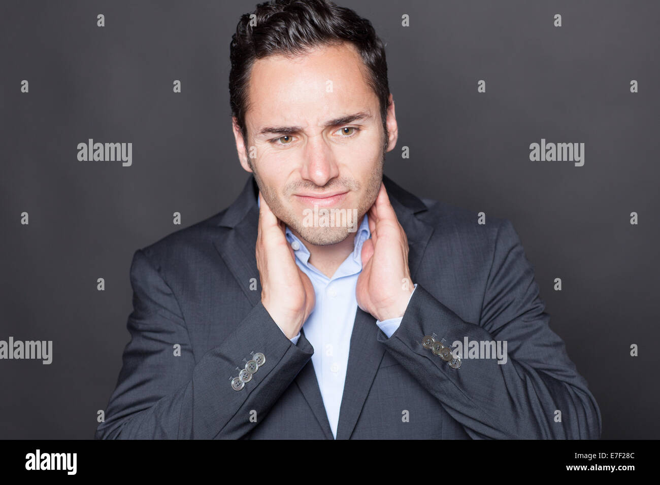 Businessman souffrant de problèmes de gorge Banque D'Images