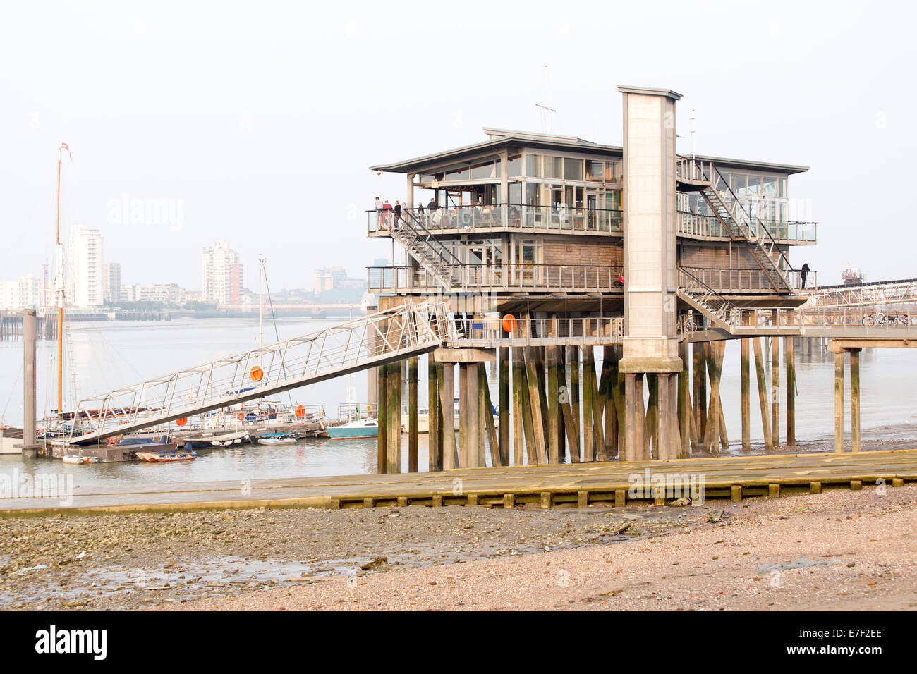Greenwich yacht club (GYC) clubhouse sur la Tamise à Londres qui est sur pilotis Banque D'Images