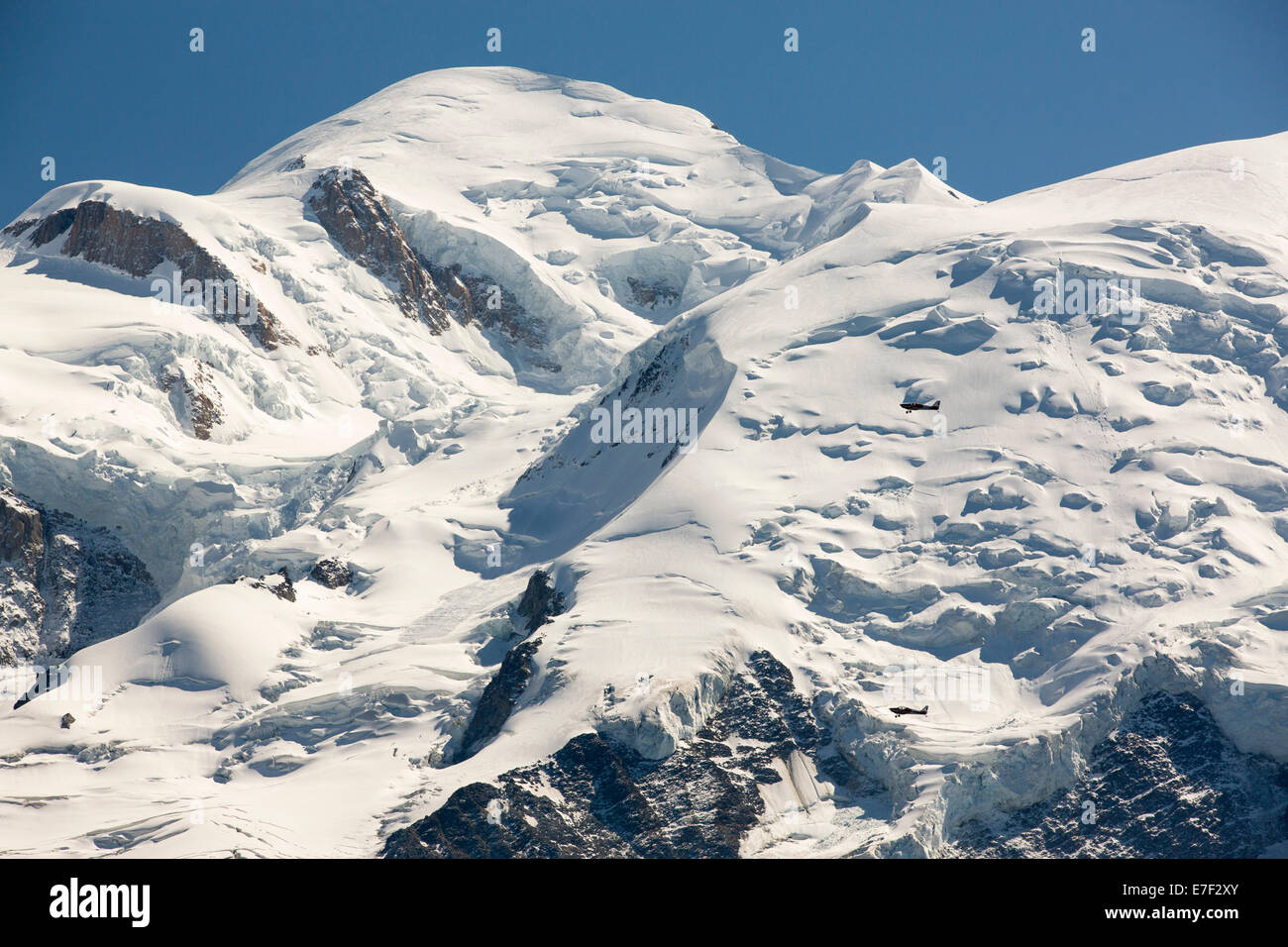 Le Mont Blanc et le glacier des Bossons à partir de l'Aiguille Rouge, France, avec deux plans de vol de plaisance. Banque D'Images